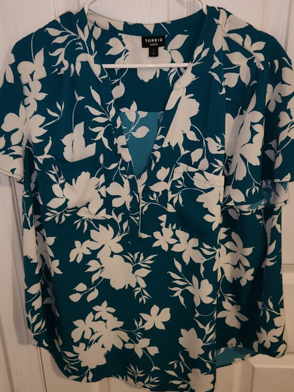 GUC Torrid Harper Flutter Sleeve Teal and Ivory Floral Top Size 1 Flattering Cut